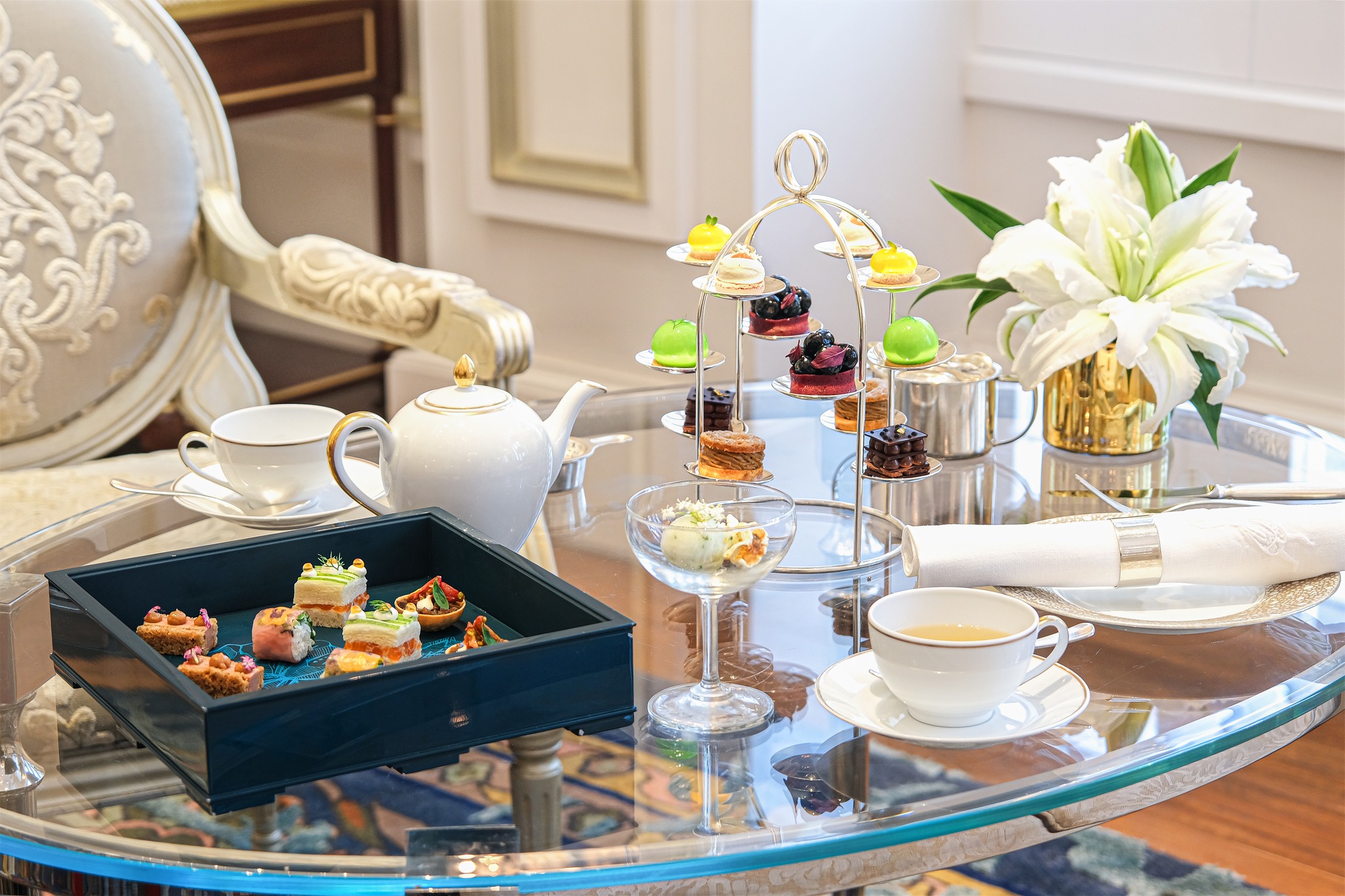 「パーク・ラウンジ」にてアフタヌーンティーをお楽しみください